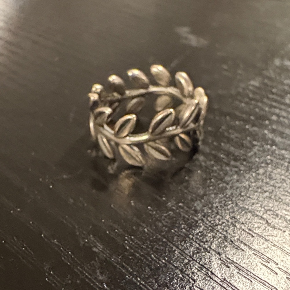 Silver ring leaf design women’s size 5